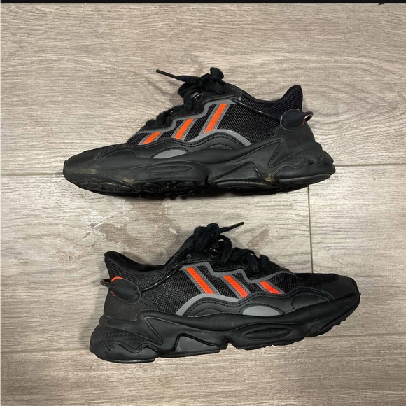 Ozweego J ‘Black solar red’ - Picture 1 of 8